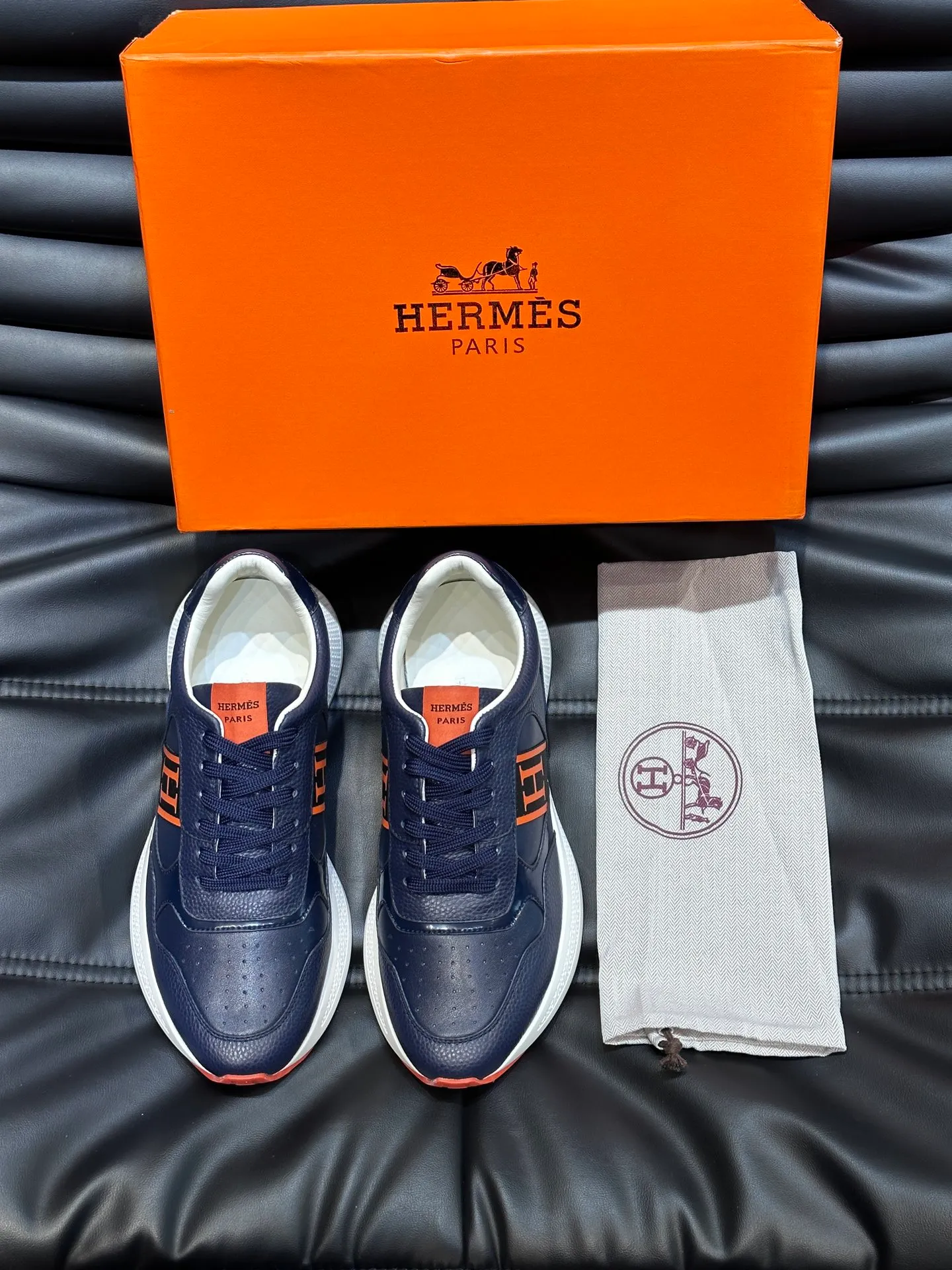 Factory price: 520💰HERMES/Hermes Hugo thick-soled sneakers are casual men's shoes. These sneakers are made of imported first-layer cowhide leather and breathable mesh design. The contrasting color design creates a dynamic and modern shape. The front end of the toe is decorated with natural-color rubber inlays, making it novel and fashionable. The texture is incomparable, with cowhide lining and cowhide foot pads, the upper foot is comfortable and breathable, and the rubber sole is decorated with geometric patterns and iconic "H" details. A very personal one! Size: 39-44 (customized at 38.45)